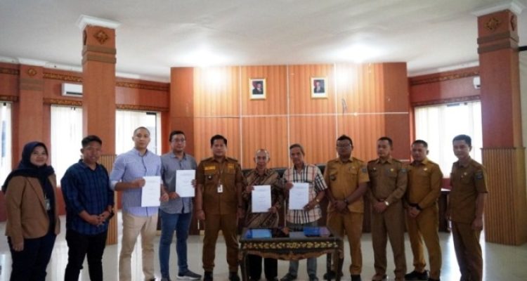 Penandatanganan Kerja Sama untuk mengatasi persoalan blankspot internet di desa-desa yang ada di Kabupaten Ogan Komering Ilir. (BEKISARMEDIA.ID/SIKUMBANG)