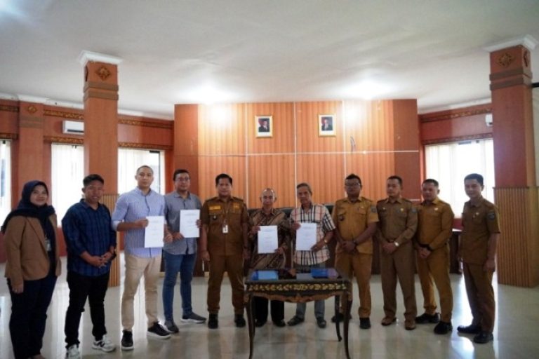 Penandatanganan Kerja Sama untuk mengatasi persoalan blankspot internet di desa-desa yang ada di Kabupaten Ogan Komering Ilir. (BEKISARMEDIA.ID/SIKUMBANG)