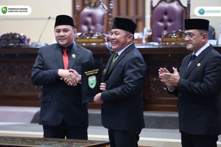 DPRD Provinsi Sumatera Selatan (Sumsel) bersama Gubernur Sumsel, Herman Deru, resmi menandatangani Nota Kesepakatan Bersama atas Perubahan Kebijakan Umum Anggaran (KUA) dan Prioritas Plafon Anggaran Sementara (PPAS) APBD Tahun Anggaran 2025. (BEKISARMEDIA.ID/SIKUMBANG)
