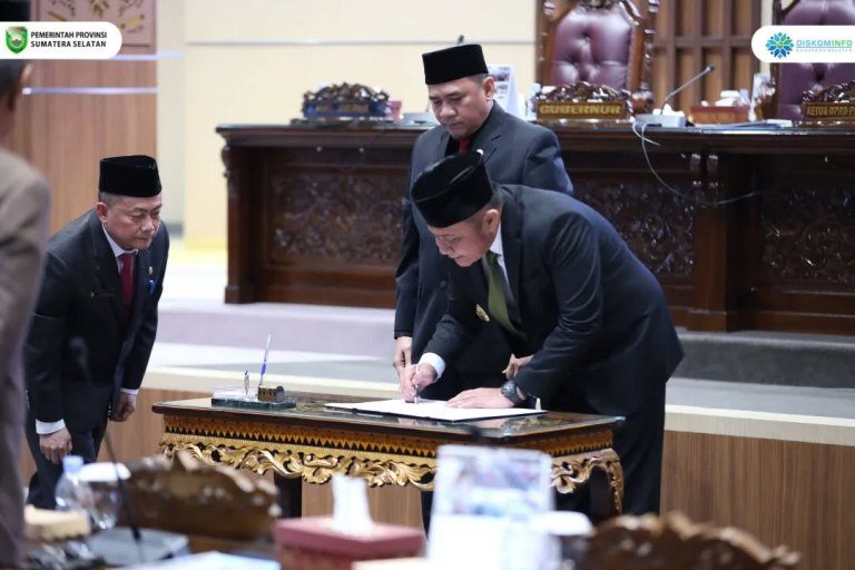 DPRD Provinsi Sumatera Selatan (Sumsel) bersama Gubernur Sumsel, Herman Deru, resmi menandatangani Nota Kesepakatan Bersama atas Perubahan Kebijakan Umum Anggaran (KUA) dan Prioritas Plafon Anggaran Sementara (PPAS) APBD Tahun Anggaran 2025. (BEKISARMEDIA.ID/SIKUMBANG)