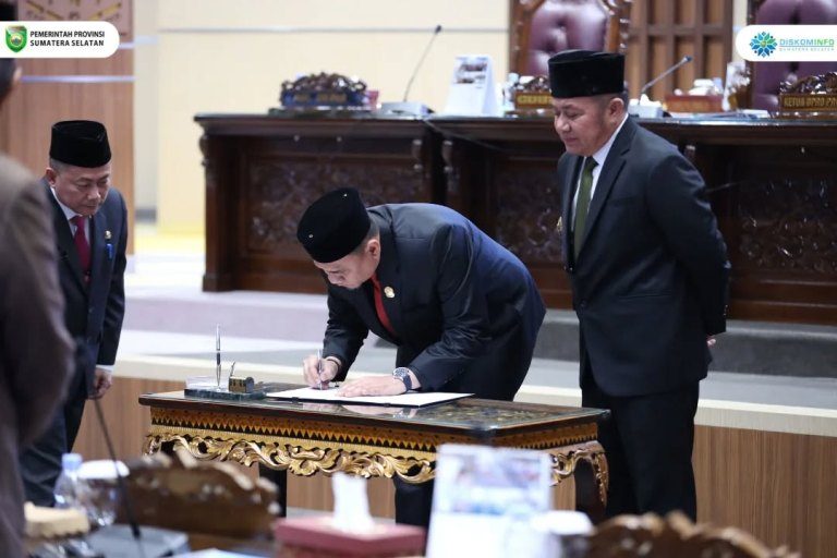 DPRD Provinsi Sumatera Selatan (Sumsel) bersama Gubernur Sumsel, Herman Deru, resmi menandatangani Nota Kesepakatan Bersama atas Perubahan Kebijakan Umum Anggaran (KUA) dan Prioritas Plafon Anggaran Sementara (PPAS) APBD Tahun Anggaran 2025. (BEKISARMEDIA.ID/SIKUMBANG)