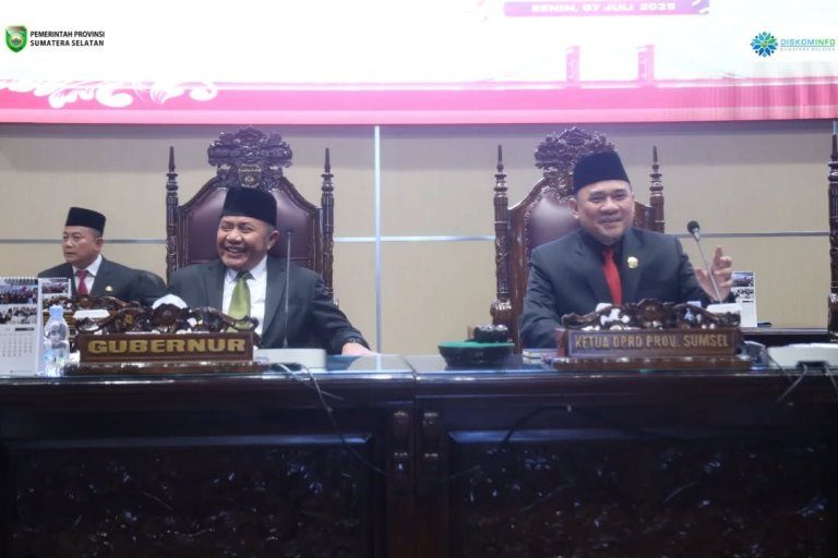 DPRD Provinsi Sumatera Selatan (Sumsel) bersama Gubernur Sumsel, Herman Deru, resmi menandatangani Nota Kesepakatan Bersama atas Perubahan Kebijakan Umum Anggaran (KUA) dan Prioritas Plafon Anggaran Sementara (PPAS) APBD Tahun Anggaran 2025. (BEKISARMEDIA.ID/SIKUMBANG)