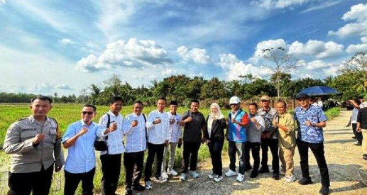 Wakil Bupati Kabupaten OKI, Supriyanto, bersama Anggota DPR RI, Dewi Yustiana, saat mengunjungi Desa Cahya Maju di Kecamatan Lempuing, dalam rangka menjalankan Program Listrik Masuk Sawah, hari Sabtu, tanggal 13 September 2025. (BEKISARMEDIA.ID/SIKUMBANG)