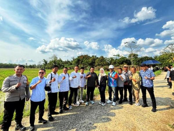 Wakil Bupati Kabupaten OKI, Supriyanto, bersama Anggota DPR RI, Dewi Yustiana, saat mengunjungi Desa Cahya Maju di Kecamatan Lempuing, dalam rangka menjalankan Program Listrik Masuk Sawah, hari Sabtu, tanggal 13 September 2025. (BEKISARMEDIA.ID/SIKUMBANG)