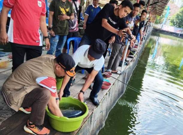 Bupati Muba, M. Toha yang diwakili Staf Ahli Bupati Bidang Pembangunan, H. Tabrani Rizki, membuka kegiatan Lomba Mancing Ikan Mas yang digelar untuk memeriahkan Hari Ulang Tahun (HUT) ke-69 Kabupaten Muba. (BEKISARMEDIA.ID/SIKUMBANG)