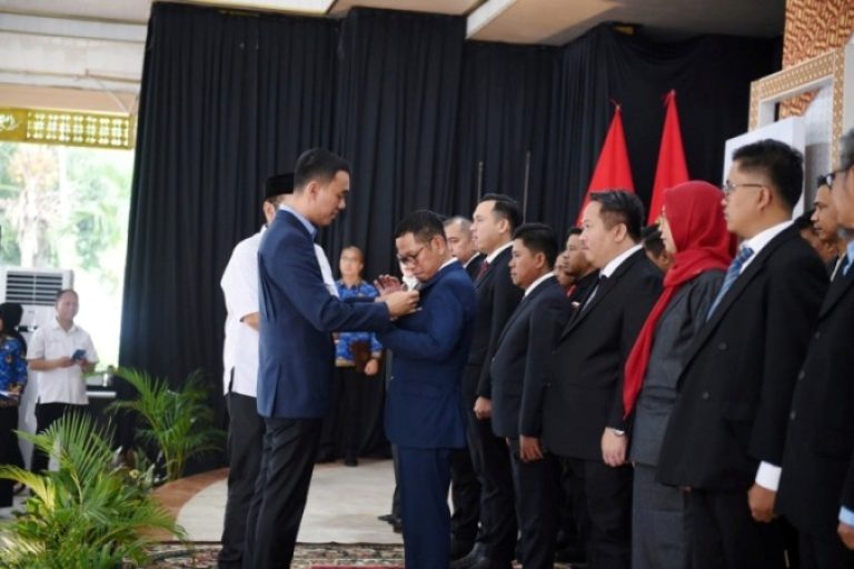 Bupati Kabupaten OKI, H. Muchendi Mahzareki, melantik pengurus Forum CSR Kabupaten OKI periode 2025-2030, di Pendopoan Rumah Dinas Bupati OKI, hari Rabu, tanggal 17 September 2025. (BEKISARMEDIA.ID/SIKUMBANG)