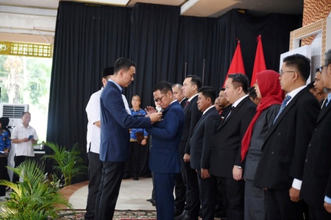 Bupati Kabupaten OKI, H. Muchendi Mahzareki, melantik pengurus Forum CSR Kabupaten OKI periode 2025-2030, di Pendopoan Rumah Dinas Bupati OKI, hari Rabu, tanggal 17 September 2025. (BEKISARMEDIA.ID/SIKUMBANG)