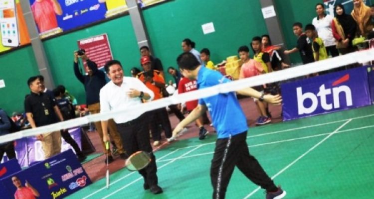 Gubernur Provinsi Sumatera Selatan, Herman Deru, secara resmi membuka Kejuaraan Bulu Tangkis PBSI Sumsel Cup 2025 di GOR Pakri Palembang, hari Senin, tanggal 8 September 2025. (BEKISARMEDIA.ID/SIKUMBANG)