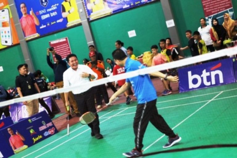 Gubernur Provinsi Sumatera Selatan, Herman Deru, secara resmi membuka Kejuaraan Bulu Tangkis PBSI Sumsel Cup 2025 di GOR Pakri Palembang, hari Senin, tanggal 8 September 2025. (BEKISARMEDIA.ID/SIKUMBANG)