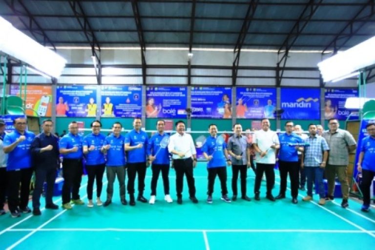 Gubernur Provinsi Sumatera Selatan, Herman Deru, secara resmi membuka Kejuaraan Bulu Tangkis PBSI Sumsel Cup 2025 di GOR Pakri Palembang, hari Senin, tanggal 8 September 2025. (BEKISARMEDIA.ID/SIKUMBANG)