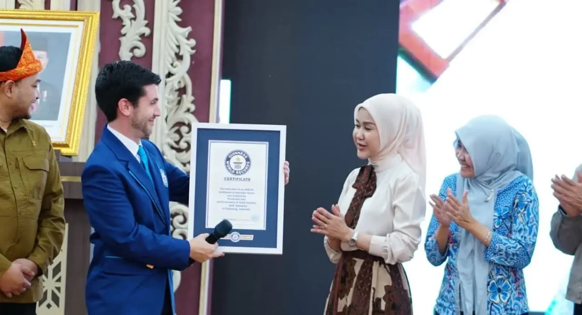Sebanyak 12.003 guru dari jenjang SD, SMP, SMA, hingga SMK di Sumsel, mengikuti pelatihan ini secara daring dan luring. Kegiatan dipusatkan di Griya Agung, Palembang, pada harus Sabtu, tanggal 20 September 2025, dan secara resmi tercatat dalam Guinness World Records. (BEKISARMEDIA.ID/SIKUMBANG)