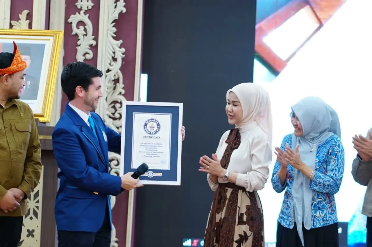 Sebanyak 12.003 guru dari jenjang SD, SMP, SMA, hingga SMK di Sumsel, mengikuti pelatihan ini secara daring dan luring. Kegiatan dipusatkan di Griya Agung, Palembang, pada harus Sabtu, tanggal 20 September 2025, dan secara resmi tercatat dalam Guinness World Records. (BEKISARMEDIA.ID/SIKUMBANG)
