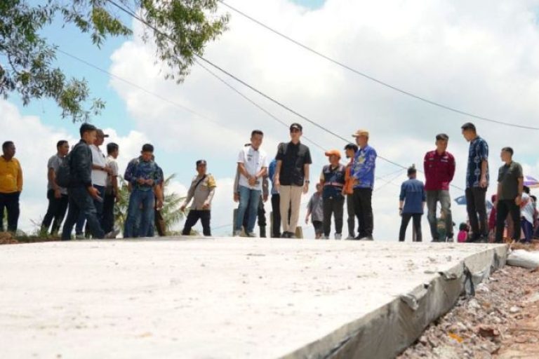 Bupati Ogan Komering Ilir (OKI), H. Muchendi Mahzareki, melakukan peninjauan perbaikan jalan desa di Cahya Maju, Kecamatan Lempuing, pada hari Kamis, tanggal 18 September 2025. (BEKISARMEDIA.ID/SIKUMBANG)