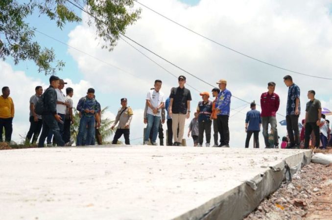 Bupati Ogan Komering Ilir (OKI), H. Muchendi Mahzareki, melakukan peninjauan perbaikan jalan desa di Cahya Maju, Kecamatan Lempuing, pada hari Kamis, tanggal 18 September 2025. (BEKISARMEDIA.ID/SIKUMBANG)