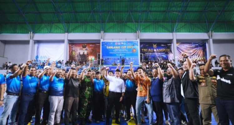 Gubernur Provinsi Sumatera Selatan (Sumsel), Herman Deru, membuka secara resmi Turnamen Futsal Piala Danlanud tahun 2025 tingkat SMA/SMK/MA di GOR Dempo Jakabaring Sport City (JSC), Palembang, hari Jum'at, tanggal 26 September 2025. (BEKISARMEDIA.ID/SIKUMBANG)