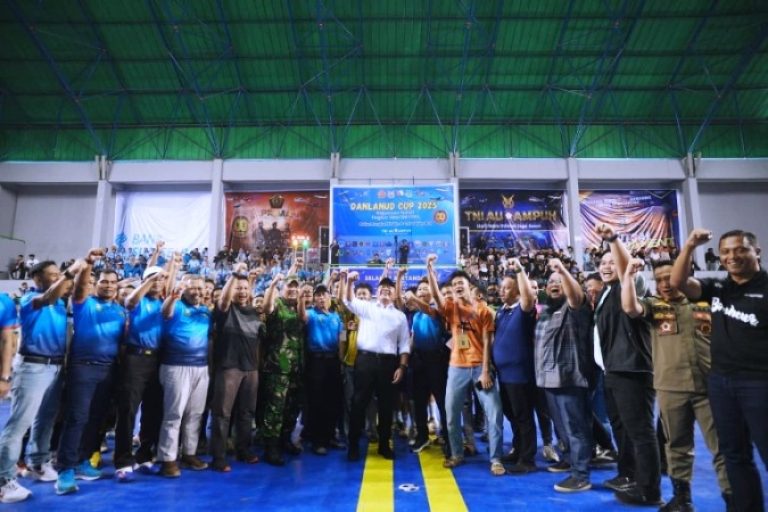Gubernur Provinsi Sumatera Selatan (Sumsel), Herman Deru, membuka secara resmi Turnamen Futsal Piala Danlanud tahun 2025 tingkat SMA/SMK/MA di GOR Dempo Jakabaring Sport City (JSC), Palembang, hari Jum'at, tanggal 26 September 2025. (BEKISARMEDIA.ID/SIKUMBANG)