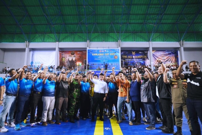 Gubernur Provinsi Sumatera Selatan (Sumsel), Herman Deru, membuka secara resmi Turnamen Futsal Piala Danlanud tahun 2025 tingkat SMA/SMK/MA di GOR Dempo Jakabaring Sport City (JSC), Palembang, hari Jum'at, tanggal 26 September 2025. (BEKISARMEDIA.ID/SIKUMBANG)