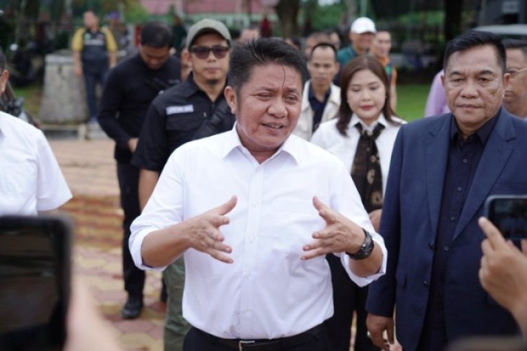 Gubernur Provinsi Sumatera Selatan (Sumsel), Herman Deru, bersama Bupati Kabupaten Musi Banyuasin (Muba), M. Toha, meninjau langsung sejumlah venue olahraga yang akan digunakan pada Pekan Olahraga Provinsi (Porprov) tahun 2025. (BEKISARMEDIA.ID/SIKUMBANG)
