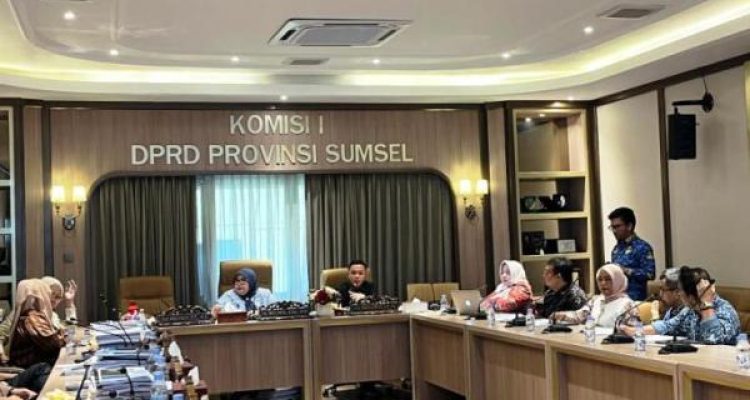 Komisi I DPRD Provinsi Sumatera Selatan (Sumsel) menggelar rapat koordinasi bersama Tim Seleksi (Timsel) Komisioner Komisi Penyiaran Indonesia Daerah (KPID) Sumsel, terkait proses pendaftaran calon komisioner periode 2025–2028. (BEKISARMEDIA.ID/SIKUMBANG)