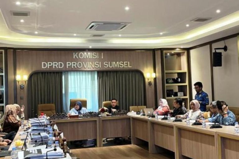Komisi I DPRD Provinsi Sumatera Selatan (Sumsel) menggelar rapat koordinasi bersama Tim Seleksi (Timsel) Komisioner Komisi Penyiaran Indonesia Daerah (KPID) Sumsel, terkait proses pendaftaran calon komisioner periode 2025–2028. (BEKISARMEDIA.ID/SIKUMBANG)
