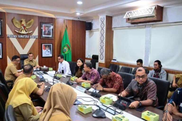 Rapat Koordinasi dan Audiensi bersama Inspektorat Jenderal Kementerian Perumahan dan Kawasan Permukiman (PKP), yang dipimpin langsung oleh Sekretaris Daerah (Sekda) Sumsel, Edward Candra, di Ruang Rapat Sekda, hari Selasa pagi, tanggal 9 September 2025. (BEKISARMEDIA.ID/SIKUMBANG)