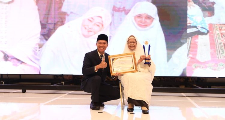 Ketua Profesor Mahyuddin Institute, Yudha Pratomo Mahyuddin, bersama penerima Profesor Mahyuddin Award Tahun 2025 yang berlangsung di Ballroom The Zuri Hotel, Minggu malam, tanggal 14 September 2025. (BEKISARMEDIA.ID/SIKUMBANG)