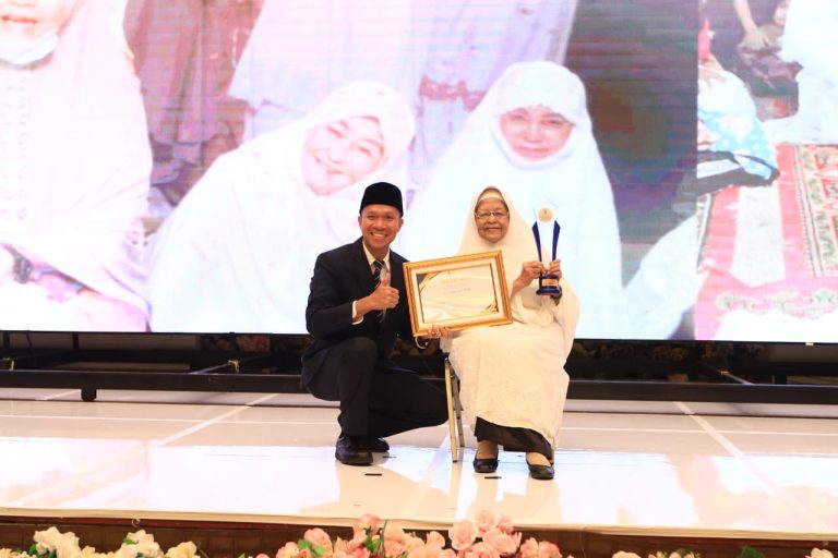 Ketua Profesor Mahyuddin Institute, Yudha Pratomo Mahyuddin, bersama penerima Profesor Mahyuddin Award Tahun 2025 yang berlangsung di Ballroom The Zuri Hotel, Minggu malam, tanggal 14 September 2025. (BEKISARMEDIA.ID/SIKUMBANG)
