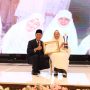 Ketua Profesor Mahyuddin Institute, Yudha Pratomo Mahyuddin, bersama penerima Profesor Mahyuddin Award Tahun 2025 yang berlangsung di Ballroom The Zuri Hotel, Minggu malam, tanggal 14 September 2025. (BEKISARMEDIA.ID/SIKUMBANG)