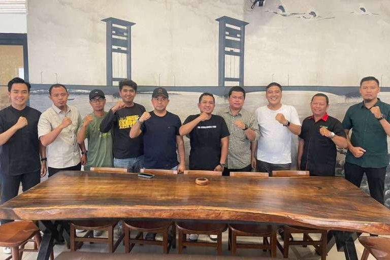 Kasubdit V Keamanan Khusus (Kamsus) Dit Intelkam Polda Sumsel, AKBP Dudi Novery, bersama sejumlah anggota, menerima silaturahmi Dewan Pimpinan Daerah (DPD) Pro Jurnalis Media Siber (PJS) Sumsel. Pertemuan berlangsung hangat di Coffe J, Jalan Jaksa Agung R. Soeprapto, Palembang, pada hari Minggu, tanggal 19 Oktober 2025. (BEKISARMEDIA.ID/SIKUMBANG)