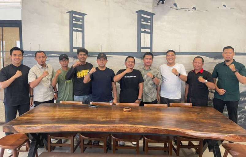 Kasubdit V Keamanan Khusus (Kamsus) Dit Intelkam Polda Sumsel, AKBP Dudi Novery, bersama sejumlah anggota, menerima silaturahmi Dewan Pimpinan Daerah (DPD) Pro Jurnalis Media Siber (PJS) Sumsel. Pertemuan berlangsung hangat di Coffe J, Jalan Jaksa Agung R. Soeprapto, Palembang, pada hari Minggu, tanggal 19 Oktober 2025. (BEKISARMEDIA.ID/SIKUMBANG)