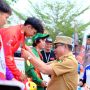 Bupati Kabupaten Muba, M. Toha, mengalungkan Medali kepada atlet yang berhasil menjadi juara pada cabang olahraga yang dipertandingan di Pekan Olahraga Provinsi Sumatera Selatan tahun 2025 di Sekayu. (BEKISARMEDIA.ID/SIKUMBANG)