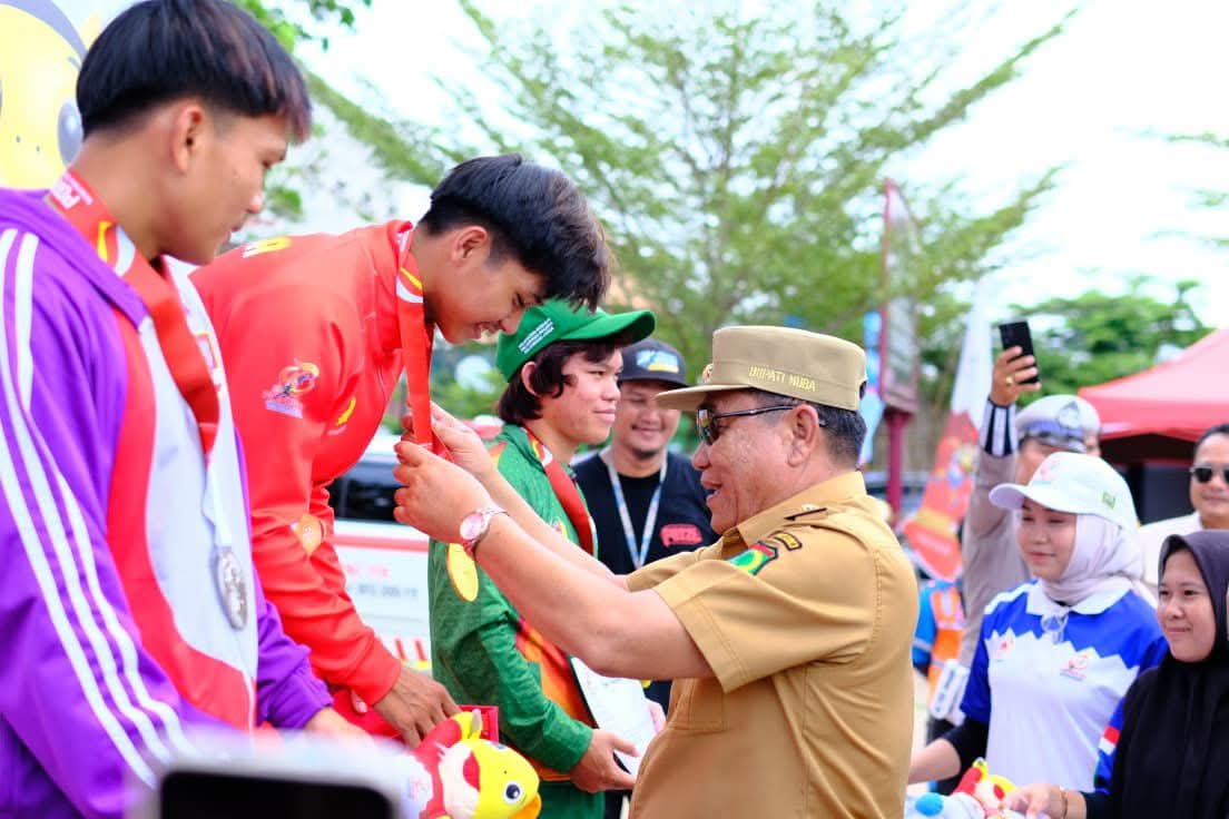 Bupati Kabupaten Muba, M. Toha, mengalungkan Medali kepada atlet yang berhasil menjadi juara pada cabang olahraga yang dipertandingan di Pekan Olahraga Provinsi Sumatera Selatan tahun 2025 di Sekayu. (BEKISARMEDIA.ID/SIKUMBANG)