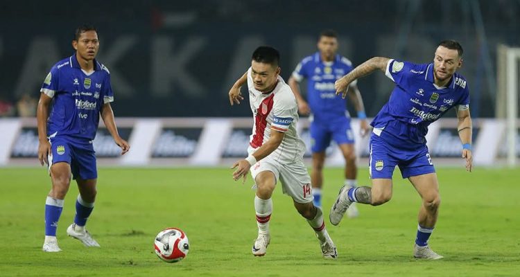 Pergerakan pemain Persis dihadang oleh Pemain Persib, dalam pertandingan di BRI Super League Musim 2025/2026. (foto : ILeague.com)