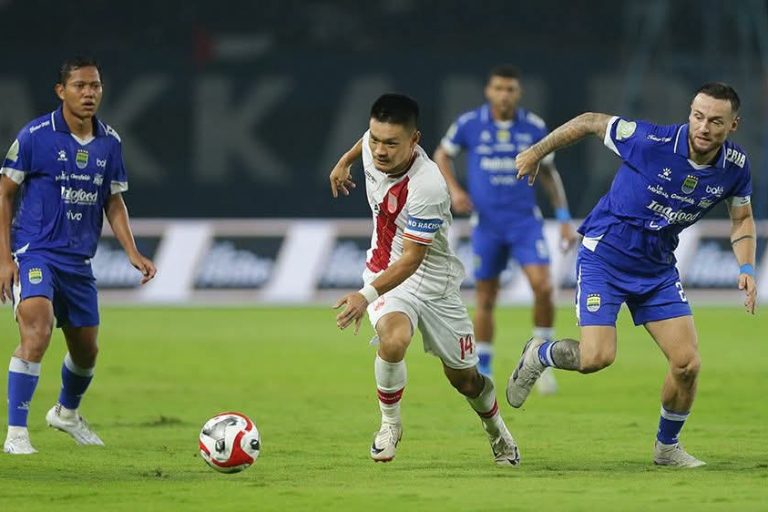 Pergerakan pemain Persis dihadang oleh Pemain Persib, dalam pertandingan di BRI Super League Musim 2025/2026. (foto : ILeague.com)