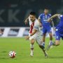 Pergerakan pemain Persis dihadang oleh Pemain Persib, dalam pertandingan di BRI Super League Musim 2025/2026. (foto : ILeague.com)
