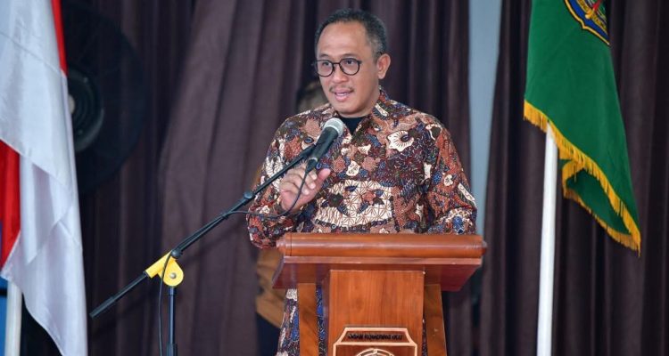 Wahyu Sanjaya saat menjadi narasumber utama dalam Workshop Evaluasi Pengelolaan Keuangan dan Pembangunan Desa Tahun 2025, yang digelar di Kabupaten Ogan Komering Ulu (OKU), pada hari Senin, tanggal 27 Oktober 2025. (BEKISARMEDIA.ID/SIKUMBANG)