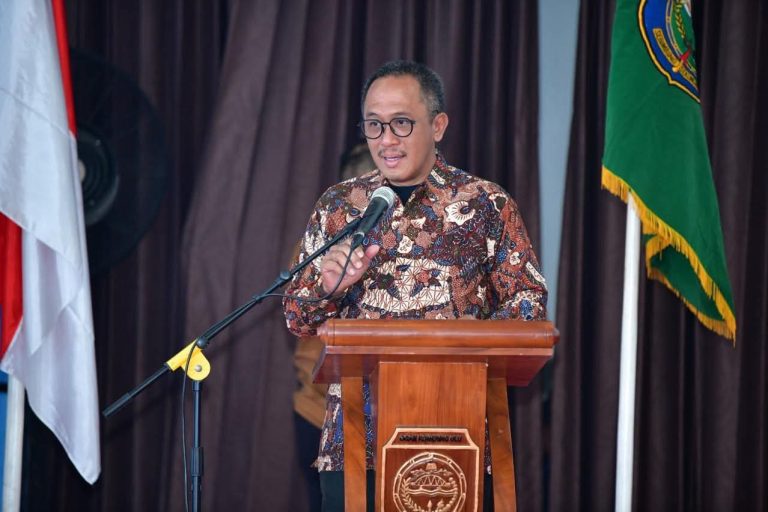 Wahyu Sanjaya saat menjadi narasumber utama dalam Workshop Evaluasi Pengelolaan Keuangan dan Pembangunan Desa Tahun 2025, yang digelar di Kabupaten Ogan Komering Ulu (OKU), pada hari Senin, tanggal 27 Oktober 2025. (BEKISARMEDIA.ID/SIKUMBANG)