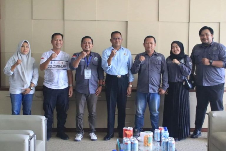 Jajaran pengurus DPD PJS Sumsel yang dipimpin oleh Ketua, yakni Edi Triono, melakukan audiensi dengan Wali Kota Prabumulih, H. Arlan, di Kantor Wali Kota, hari Jum’at siang, tanggal 31 Oktober 2025. (foto : bekisarmedia.id/Marwah Hayati)