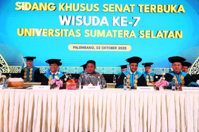 Rektor Universitas Sumatera Selatan (USS), Yudha Pratomo Mahyuddin, menghadiri acara Wisuda USS Tahun 2025 yang digelar di Golden Sriwijaya, hari Kamis, tanggal 2 Oktober 2025. (BEKISARMEDIA.ID/SIKUMBANG)