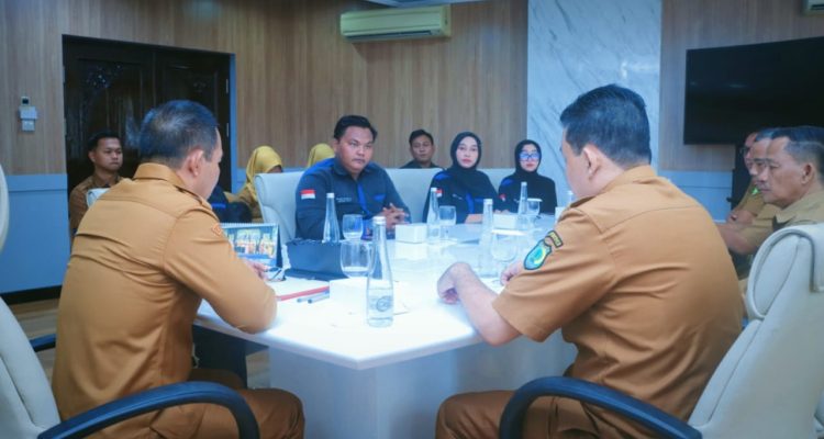 Wakil Bupati (Wabup) Kabupaten Musi Banyuasin (Muba), Abdur Rahman Husen, menerima audiensi Pengurus Keluarga Mahasiswa Lalan (KEMALA) di ruang audiensi Wakil Bupati, hari Senin, tanggal 27 Oktober 2025. (bekisarmedia.id/Sikumbang)