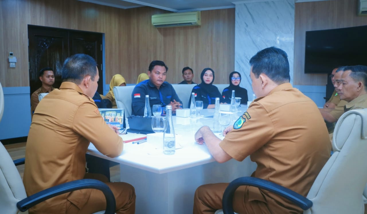 Wakil Bupati (Wabup) Kabupaten Musi Banyuasin (Muba), Abdur Rahman Husen, menerima audiensi Pengurus Keluarga Mahasiswa Lalan (KEMALA) di ruang audiensi Wakil Bupati, hari Senin, tanggal 27 Oktober 2025. (bekisarmedia.id/Sikumbang)