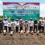 Bupati Kabupaten Ogan Komering Ilir, H. Muchendi Mahzareki, mengikuti kegiatan Penanaman Jagung Serentak Kuartal IV yang digelar di kawasan Sepucuk, Kayuagung, pada hari Rabu, tanggal 8 Oktober 2025. (BEKISARMEDIA.ID/SIKUMBANG)