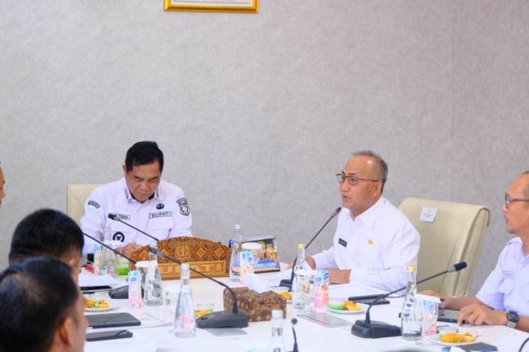 Bupati Kabupaten Musi Banyuasin, M. Toha, memimpin Rapat Koordinasi bersama Forkopimda, dalam rangka mengawal percepatan revitalisasi Jembatan P6 Lalan yang ambruk, di Ruang Rapat Guest House Griya Bumi Serasan Sekate, pada hari Rabu, tanggal 15 Oktober 2025. (BEKISARMEDIA.ID/SIKUMBANG)