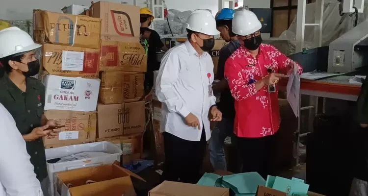 Sekretariat Jenderal (Setjen) Dewan Perwakilan Daerah Republik Indonesia (DPD RI) melaksanakan pemusnahan arsip inaktif yang sudah habis masa retensinya (foto : DPD RI)