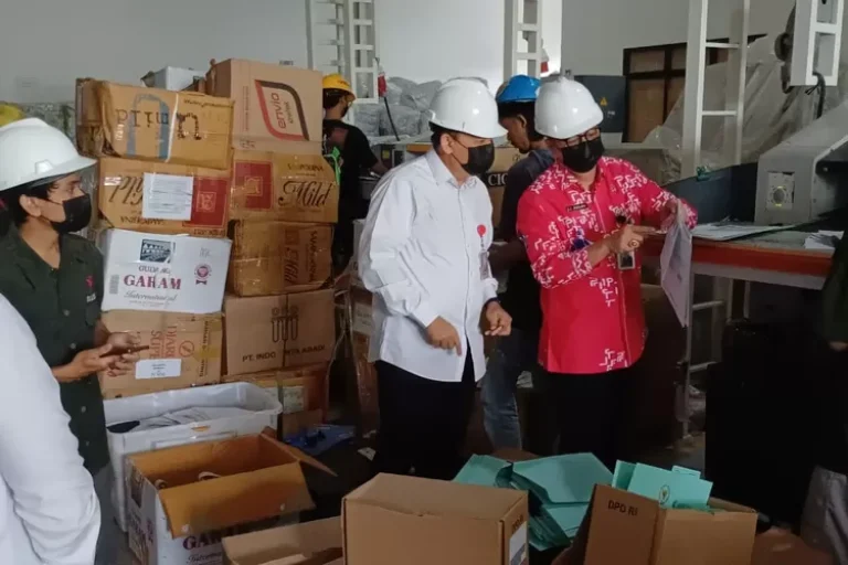 Sekretariat Jenderal (Setjen) Dewan Perwakilan Daerah Republik Indonesia (DPD RI) melaksanakan pemusnahan arsip inaktif yang sudah habis masa retensinya (foto : DPD RI)