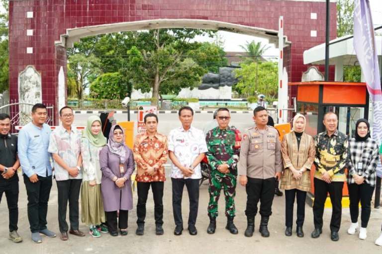 Sekretaris Daerah Kabupaten OKI, H. Asmar Wijaya, menghadiri acara peluncuran layanan e-parking dan rujukan lesi pra kanker serviks RSUD Kayuagung, pada hari Jum'at, tanggal 24 Oktober 2025. (BEKISARMEDIA.ID/SIKUMBANG)