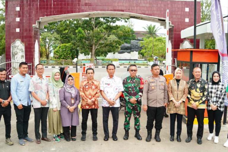 Sekretaris Daerah Kabupaten OKI, H. Asmar Wijaya, menghadiri acara peluncuran layanan e-parking dan rujukan lesi pra kanker serviks RSUD Kayuagung, pada hari Jum'at, tanggal 24 Oktober 2025. (BEKISARMEDIA.ID/SIKUMBANG)