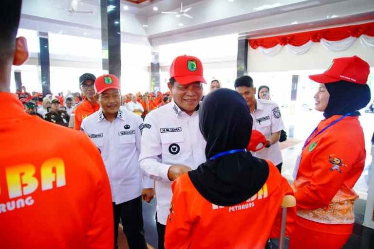 Bupati Kabupaten Musi Banyuasin (Muba), M. Toha, bersama Wakil Bupati, Rohman, secara resmi mengukuhkan dan melepas Kontingen Kabupaten Muba yang akan berlaga pada Pekan Olahraga Provinsi (Porprov) Sumatera Selatan (Sumsel) ke-15 tahun 2025. Prosesi pengukuhan berlangsung di Pendopoan Griya Bumi Serasan Sekate, Sekayu, pada hari Rabu, tanggal 15 Oktober 2025. (BEKISARMEDIA.ID/SIKUMBANG)