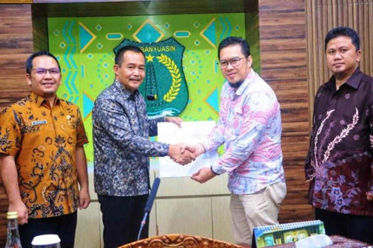 Wakil Bupati (Wabup) Kabupaten Musi Banyuasin (Muba), Abdur Rohman Husen, menyambut langsung kedatangan Tim BPK RI di ruang rapat Serasan Sekate, pada hari Kamis, tanggal 30 Oktober 2025. (BEKISARMEDIA.ID/SIKUMBANG)