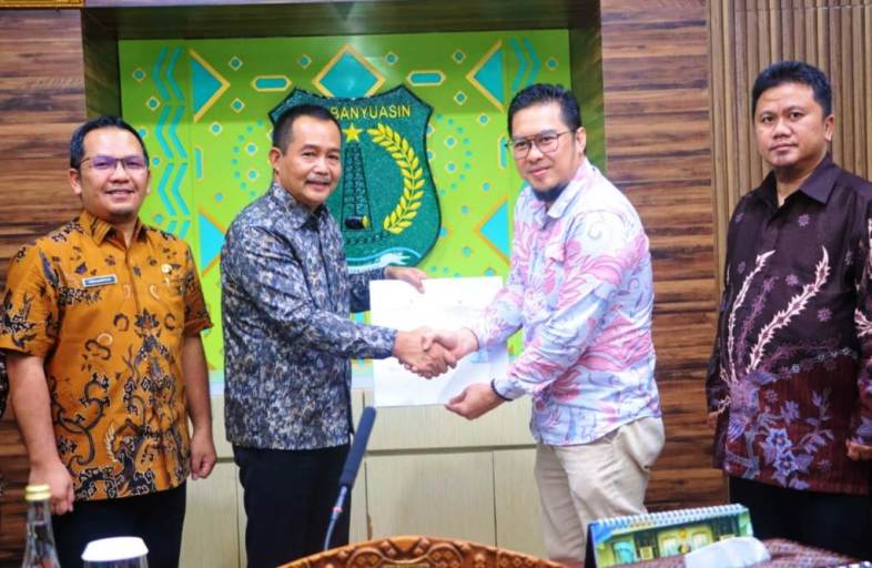 Wakil Bupati (Wabup) Kabupaten Musi Banyuasin (Muba), Abdur Rohman Husen, menyambut langsung kedatangan Tim BPK RI di ruang rapat Serasan Sekate, pada hari Kamis, tanggal 30 Oktober 2025. (BEKISARMEDIA.ID/SIKUMBANG)